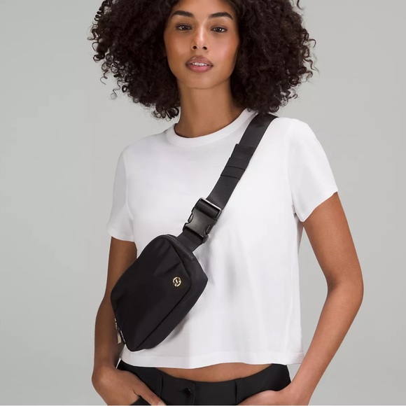 Lululemon Black & Gold Everywhere Belt Bag Crossbody Bag EBB Nwt - Picture 2 of 6